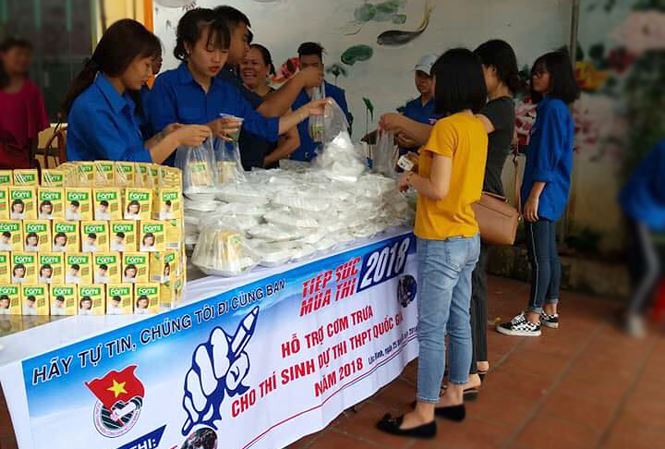 Các tình nguyện viên hỗ trợ phát cơm miễn phí phục vụ thí sinh tại Lộc Bình, Lạng Sơn