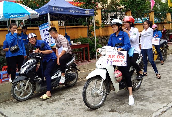 Nhiều chuyến xe miễn phí đưa đón thí sinh của cán bộ Huyện Đoàn Bắc Hà (tỉnh Lào Cai)