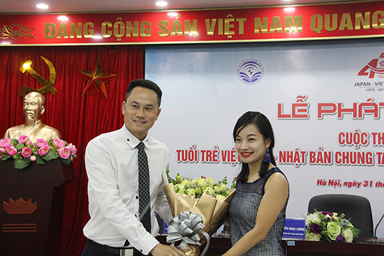 Anh Nguyễn Kim Quy, Phó Chủ tịch Trung ương Hội LHTN Việt Nam tặng hoa cho đại diện Hãng hàng không Japan Airline đơn vị đồng hành cùng Cuộc thi.
