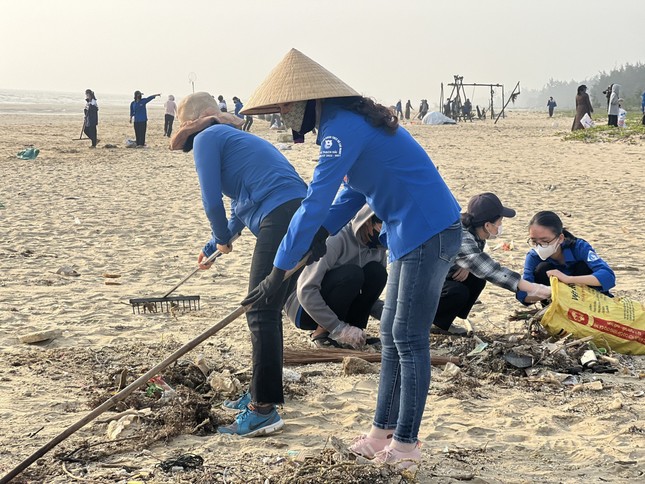 Tuổi trẻ Hà Tĩnh dọn rác đón mùa du lịch biển