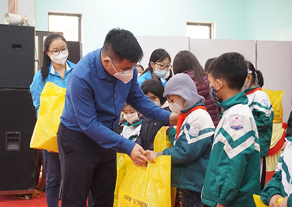 Bắc Giang: Trao hỗ trợ xây dựng Nhà nhân ái cho cựu Thanh niên xung phong tại Yên Thế  