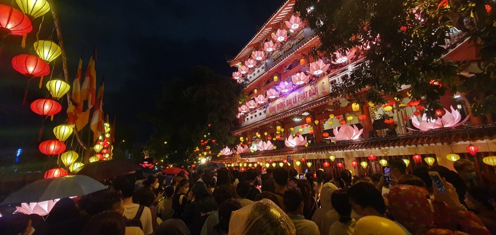 Hàng ngàn người đội mưa đi thả hoa đăng dịp lễ Phật Đản