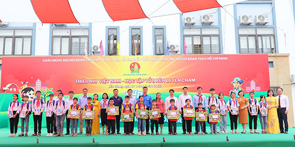 Hội đồng Đội Trung ương trao quà và học bổng cho các em thiếu nhi tại Bắc Giang