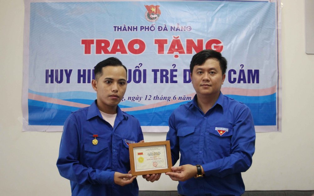 Đà Nẵng: Trao Huy hiệu 'Tuổi trẻ dũng cảm' cho thanh niên cứu học sinh bị đuối nước