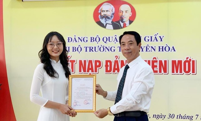 Nữ sinh Hà Nội đỗ 4 trường đại học tốp đầu được kết nạp Đảng