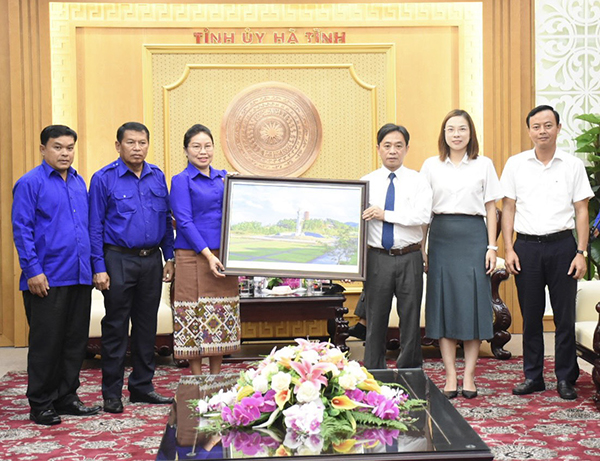 Đoàn TNNDCM Lào chào xã giao lãnh đạo tỉnh Hà Tĩnh và thăm quan mô hình Nông thôn mới