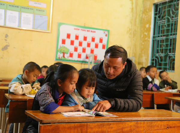 Thầy giáo Mông 12 năm bền bỉ gieo chữ nơi rẻo cao