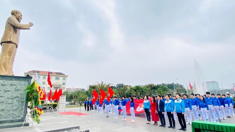 Kỷ niệm 93 năm Ngày thành lập Đảng: Tuổi trẻ Hà Tĩnh dâng hương, dâng hoa tại các địa chỉ đỏ
