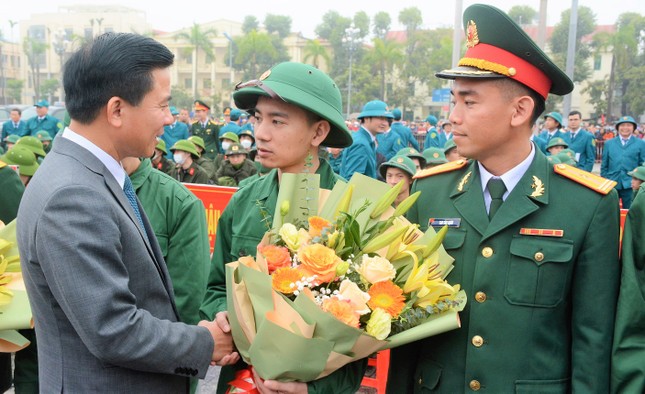 Hơn 3.500 thanh niên Thanh Hóa, 900 thanh niên Quảng Bình lên đường nhập ngũ