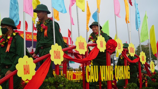 Hơn 1.000 thanh niên Đà Nẵng hào hứng bước lên cầu vinh quang