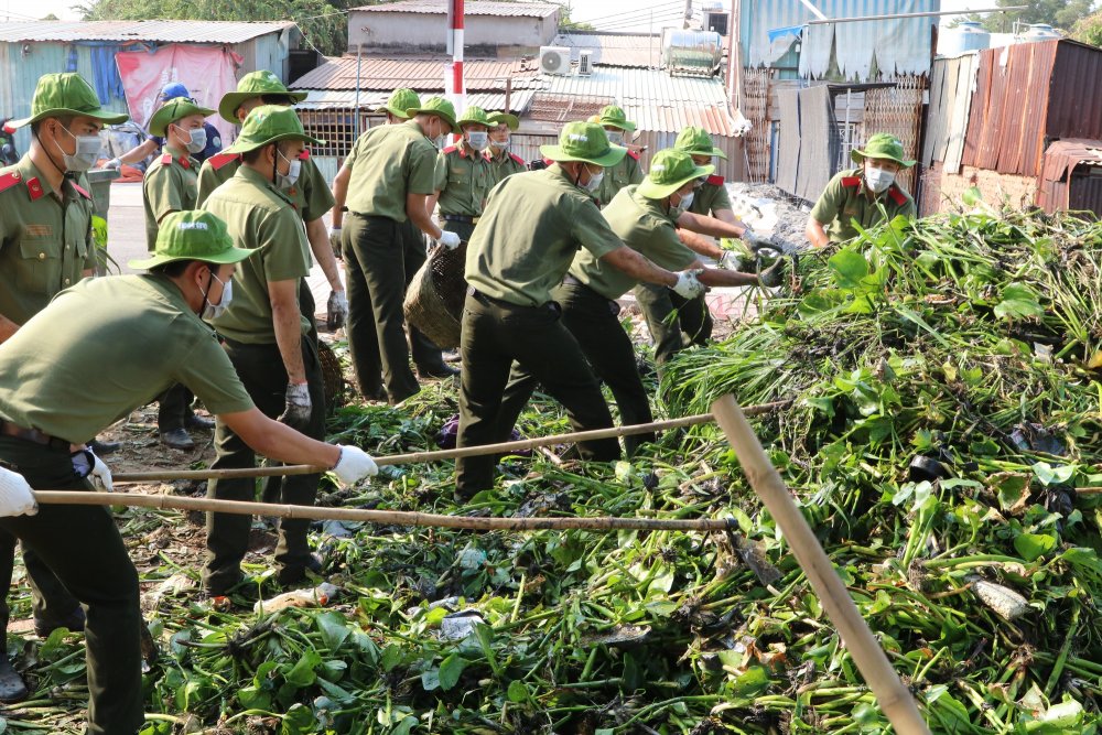 Thanh niên tình nguyện “vào việc” làm sạch môi trường nhân Ngày Chủ nhật xanh - Ảnh 3.