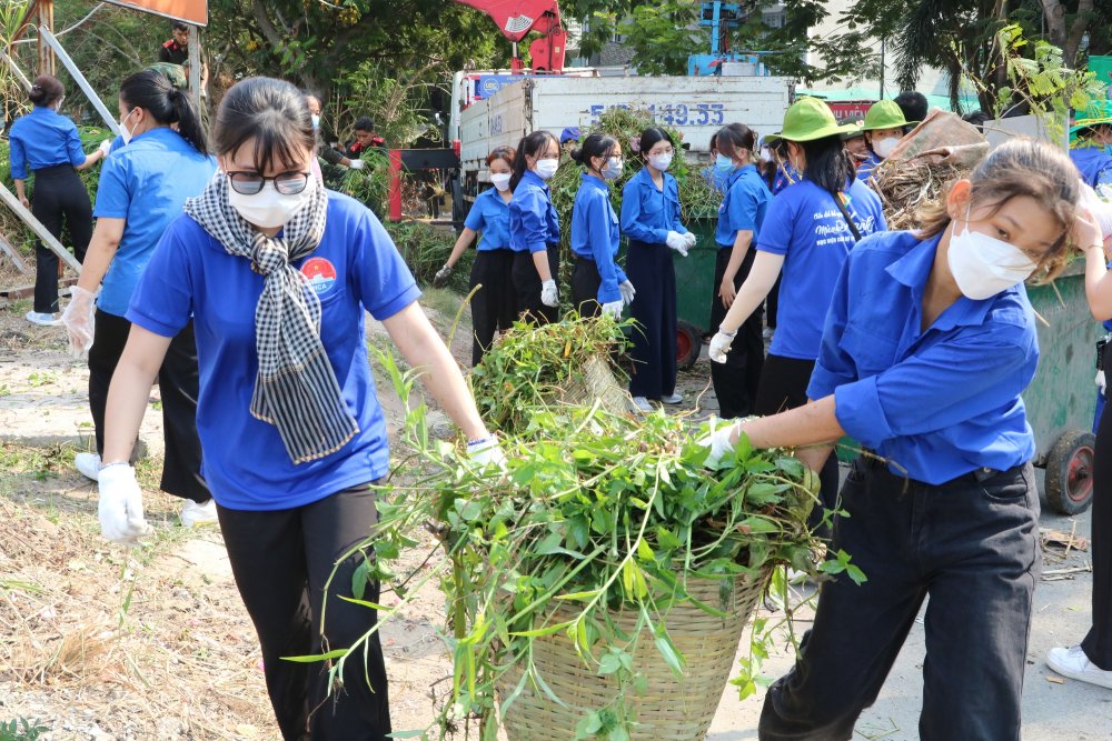 Thanh niên tình nguyện “vào việc” làm sạch môi trường nhân Ngày Chủ nhật xanh - Ảnh 4.