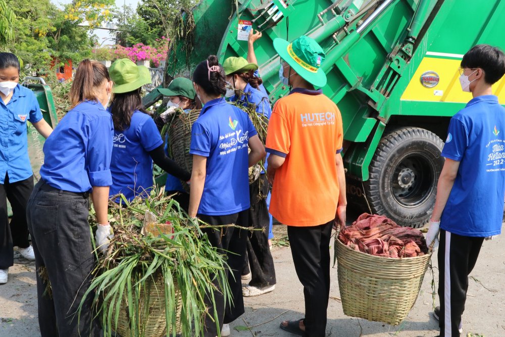 Thanh niên tình nguyện “vào việc” làm sạch môi trường nhân Ngày Chủ nhật xanh - Ảnh 5.