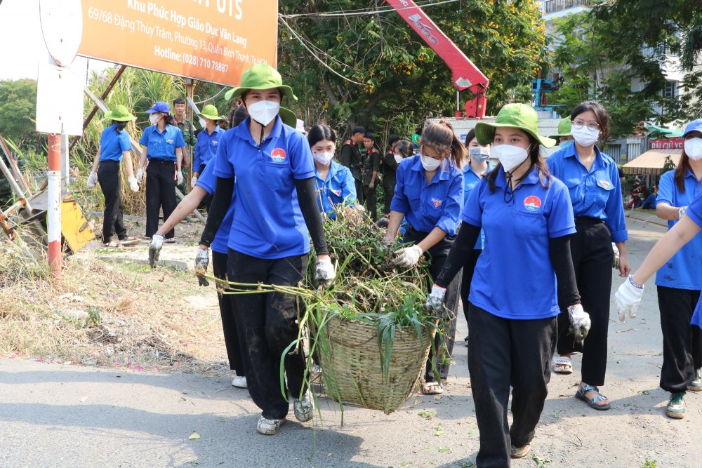 Thanh niên tình nguyện “vào việc” làm sạch môi trường nhân Ngày Chủ nhật xanh - Ảnh 7.
