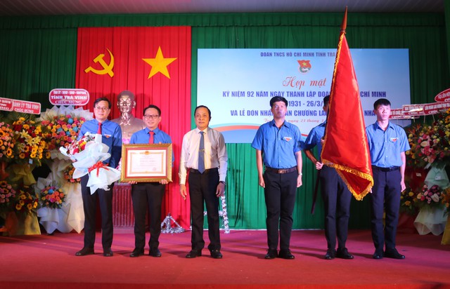 Tỉnh Đoàn Trà Vinh đón nhận Huân chương lao động hạng nhất