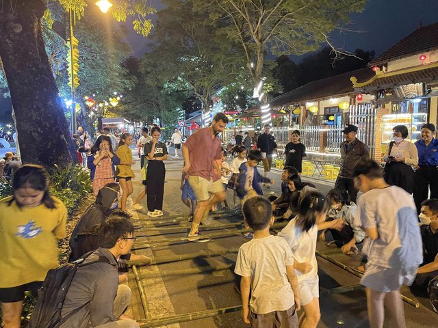 Các bạn trẻ bán vé miễn phí về tuổi thơ tại Đại Nội Huế
