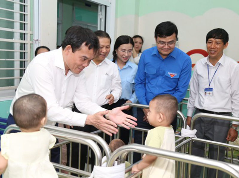 Thăm trung tâm nuôi dạy trẻ, Phó Thủ tướng giải quyết 'nóng' nhu cầu thiết thực của thiếu nhi
