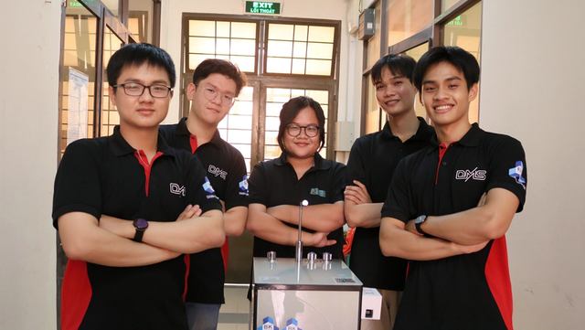 Nhóm sinh viên sáng tạo máy lọc nước thông minh