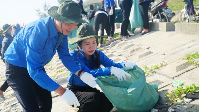 Tuổi trẻ TT-Huế làm sạch bãi biển, chống rác thải nhựa