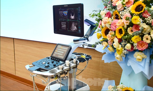 Tặng máy siêu âm tích hợp công nghệ AI cho 10 bệnh viện tuyến huyện vùng khó khăn