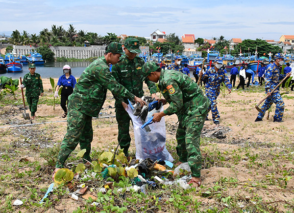 Chương trình “Hải quân Việt Nam làm điểm tựa cho ngư dân vươn khơi bám biển”