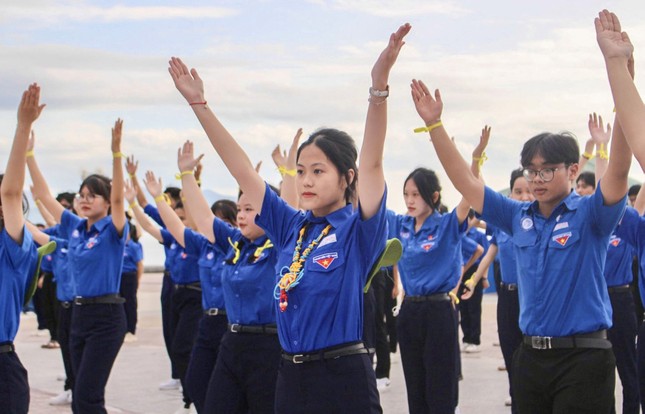 Đoàn viên thanh niên chào cờ Tôi yêu Tổ quốc tôi bên bờ biển Nha Trang