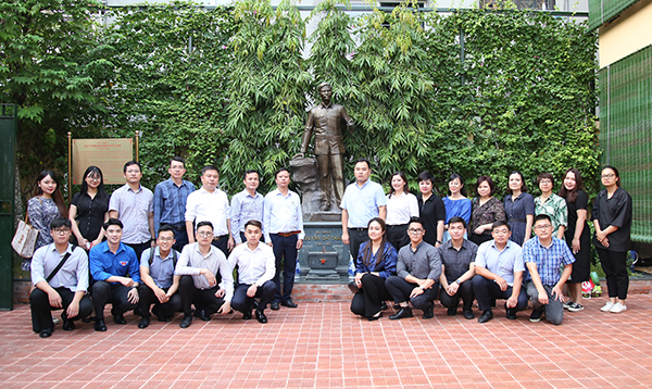 Chi bộ Ban Đoàn kết tập hợp thanh niên sinh hoạt chuyên đề tại Bản tàng Đại tướng Nguyễn Chí Thanh