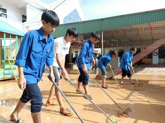 Áo xanh tình nguyện giúp người dân dọn bùn sau lũ