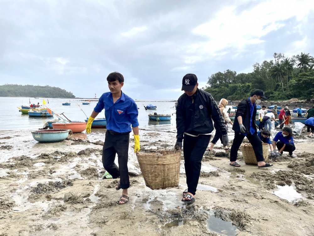 Tuổi trẻ Quảng Ngãi cùng người dân thu gom gần 100 tấn rác ở biển