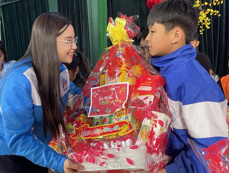 Hội đồng Đội Trung ương trao quà Tết cho các em thiếu nhi tại tỉnh Lâm Đồng