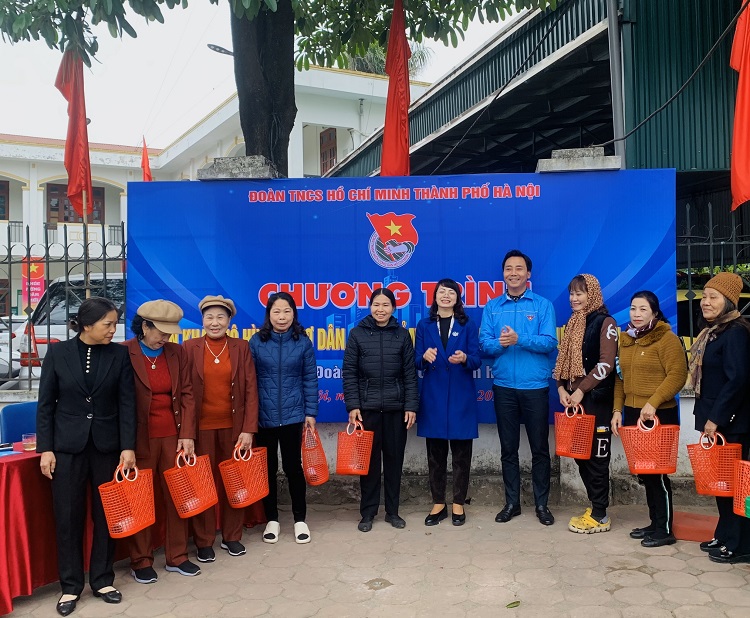 Hà Nội: Tặng làn nhựa thay thế túi nilon cho người dân đi chợ