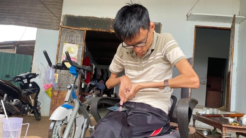 Tấm lòng nhân ái của chàng trai khuyết tật Nguyễn Tài Nam