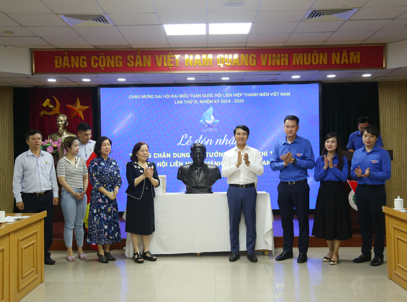 Hội Liên hiệp Thanh niên Việt Nam đón nhận bức tượng chân dung Đại tướng Nguyễn Chí Thanh