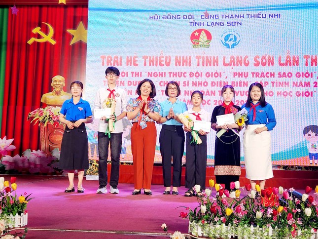 Khen thưởng nhiều thiếu nhi dân tộc vượt khó học giỏi ở Lạng Sơn