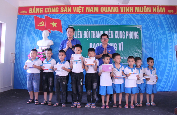 Đoàn công tác Trung ương Đoàn TNCS Hồ Chí Minh thăm và tặng quà người dân trên đảo Bạch Long Vĩ