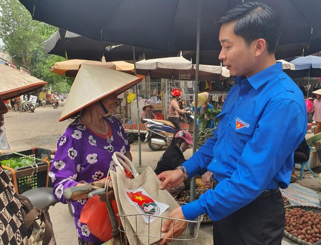 Tuổi trẻ Thái Nguyên triển khai 'Chợ dân sinh không dùng túi nilon' hưởng ứng Chiến dịch tình nguyện Hè 2024