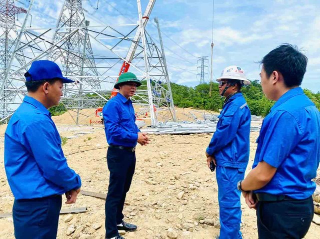 Hỗ trợ đường dây 500 kV: 4 đội thanh niên tình nguyện Quảng Bình đã vào cuộc