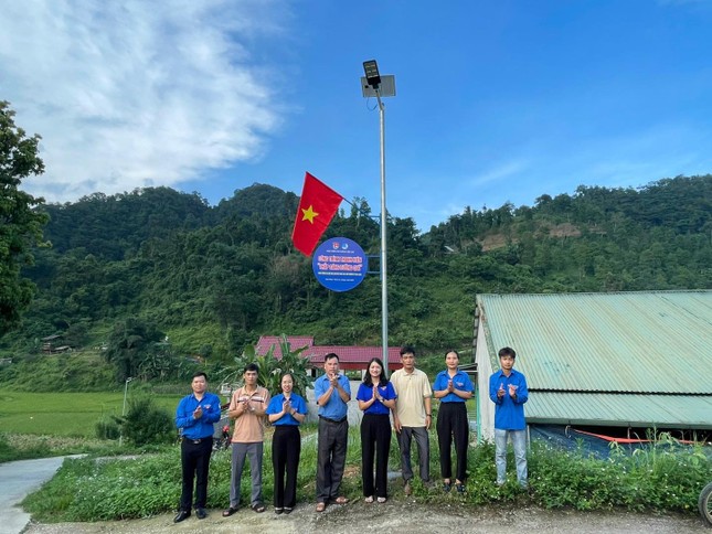Chung tay xây dựng 'Thắp sáng đường quê' ở Cao Bằng