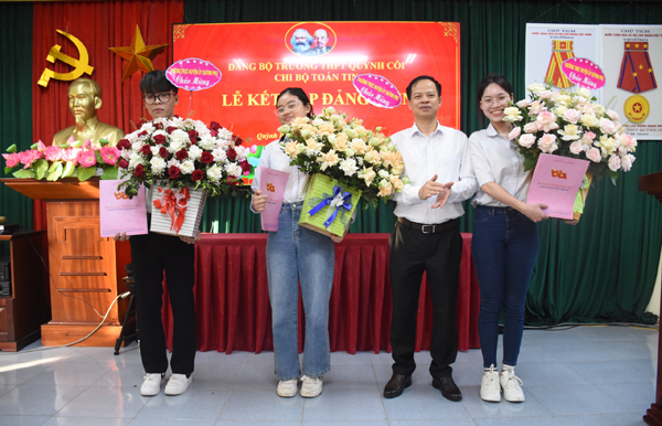 Thái Bình: Kết nạp Đảng cho 4 học sinh trước kỳ thi Tốt nghiệp THPT 2024
