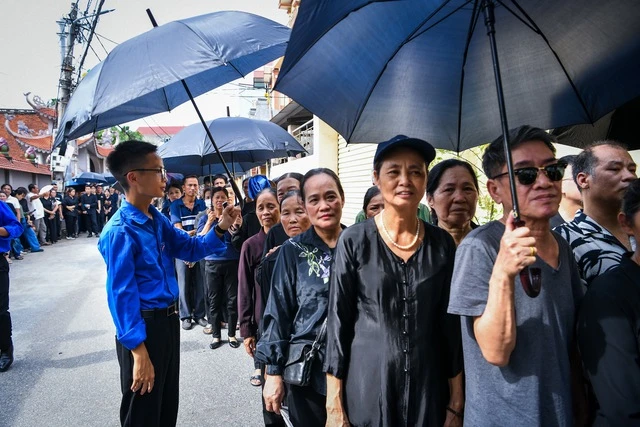 'Lực lượng đặc biệt' dãi nắng, dầm mưa hỗ trợ nhân dân đến viếng Tổng Bí thư