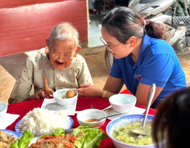 Ấm áp bữa cơm tri ân của đoàn thanh niên với Mẹ Việt Nam Anh hùng