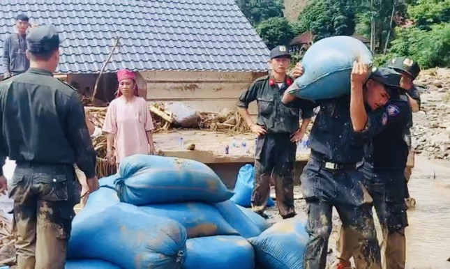 Tuổi trẻ Công an Điện Biên hỗ trợ người dân khắc phục hậu quả lũ ống, lũ quét