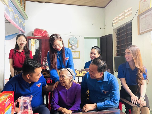 Tuổi trẻ Quảng Trị thăm, tặng quà Mẹ Việt Nam Anh hùng