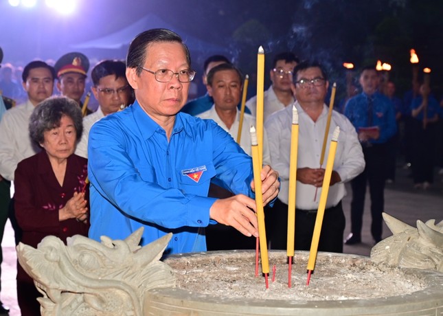 Chủ tịch Phan Văn Mãi cùng thanh niên TPHCM thắp nến tri ân Anh hùng liệt sĩ
