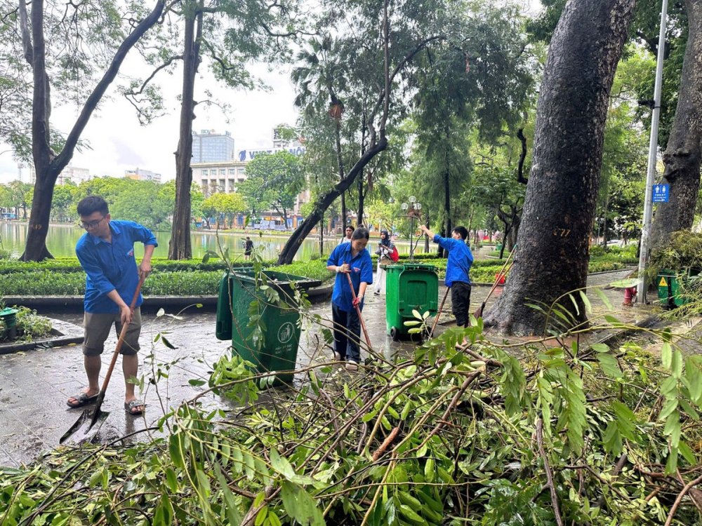 Người dân Thủ đô xuống phố vệ sinh môi trường khắc phục hậu quả cơn bão số 3