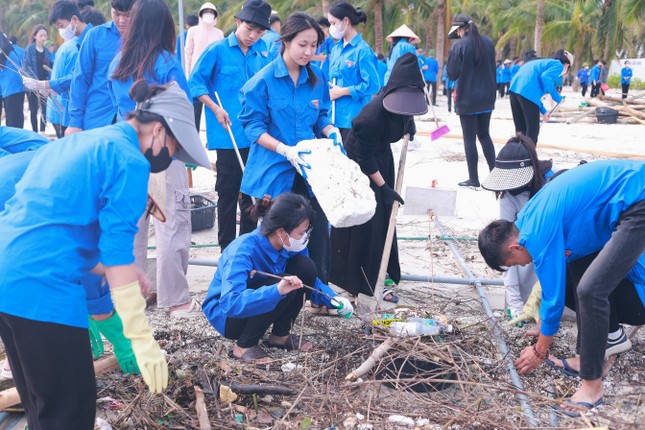 Hàng vạn thanh niên Hạ Long ra quân làm sạch môi trường