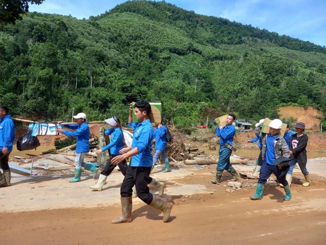 Thanh niên Lào Cai cào đất, bốc đá, thồ hàng khắc phục hậu quả bão lũ