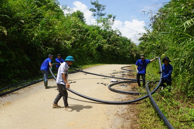 Đoàn viên thanh niên kéo nước về nơi ở mới của người dân Làng Nủ