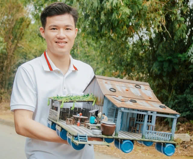 Chàng trai sáng rà phá bom mìn, tối 'xây nhà'