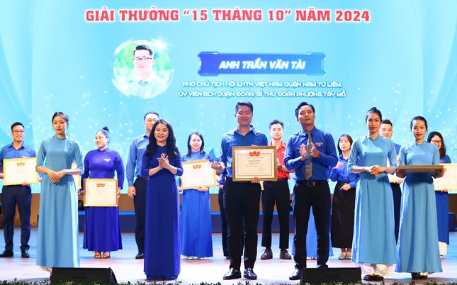 Tuyên dương 16 cán bộ Hội và 6 gương thanh niên sống đẹp Thủ đô